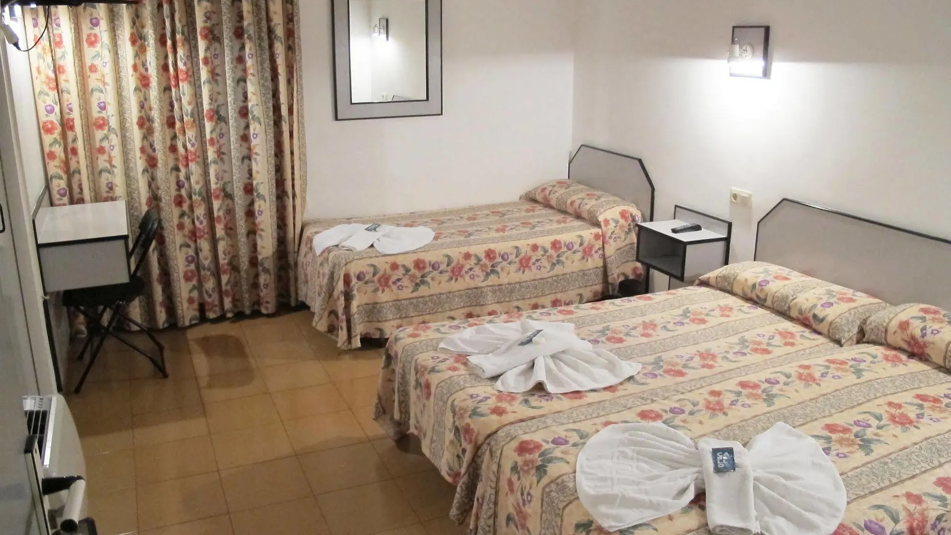 Motel La Entrada Riudarenes  2*,